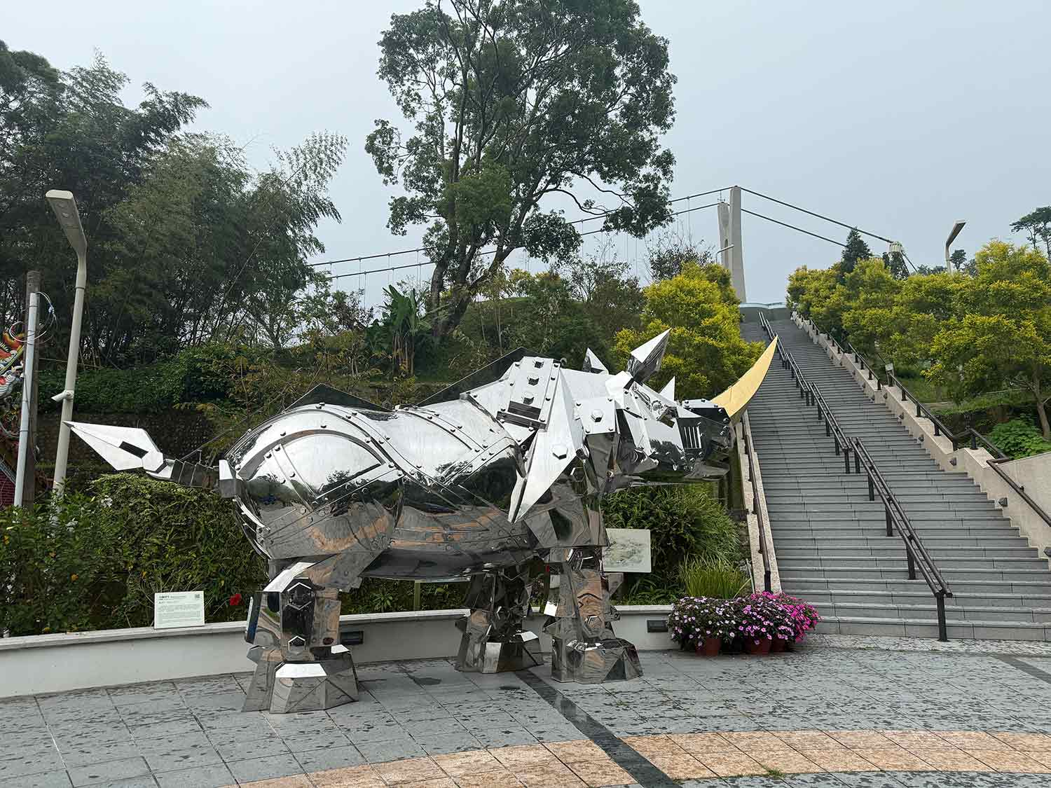 施力仁《金鋼犀牛》引您前往雲梯
