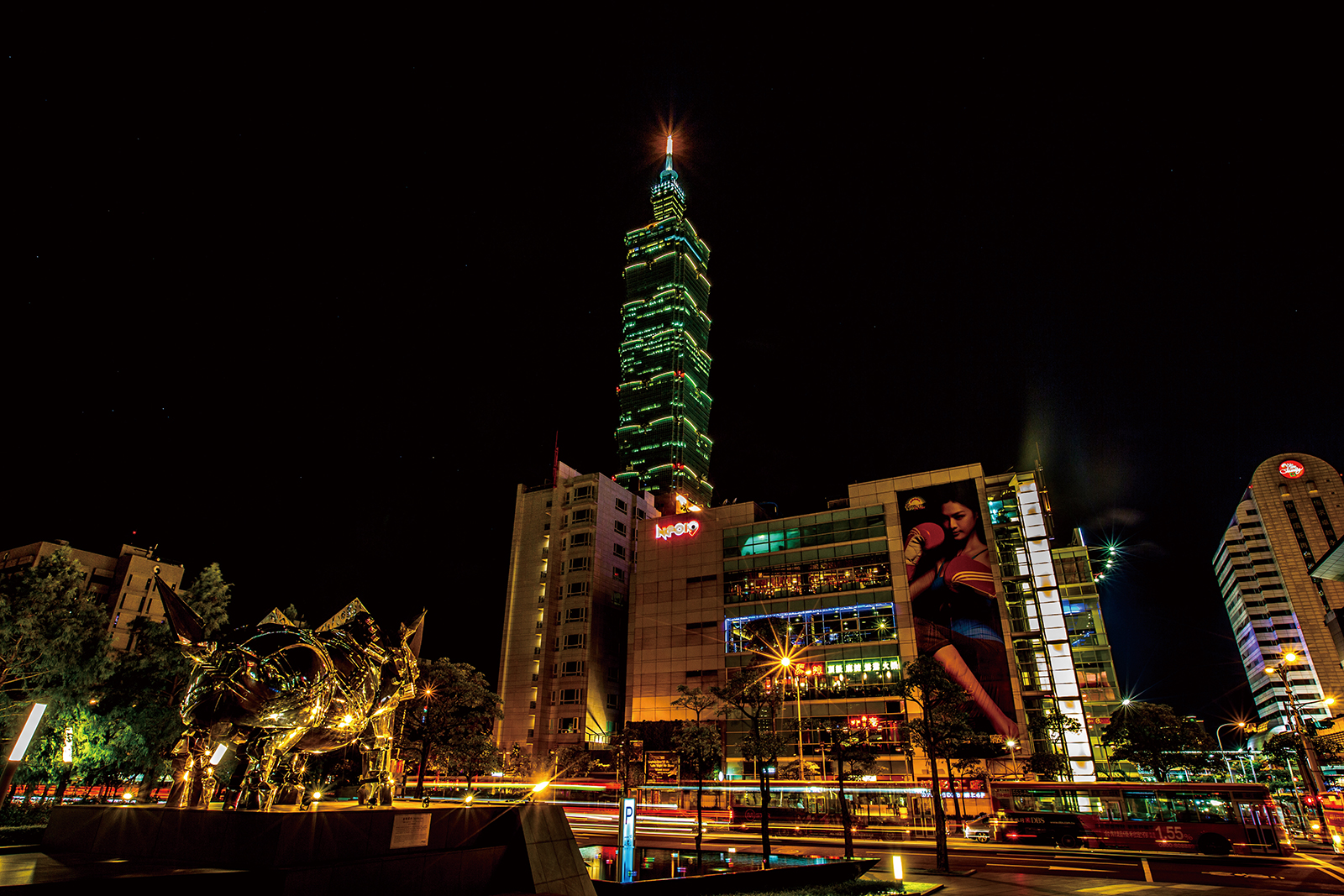 施力仁《金鋼犀牛》台北信義區克緹廣場夜晚指向台北101