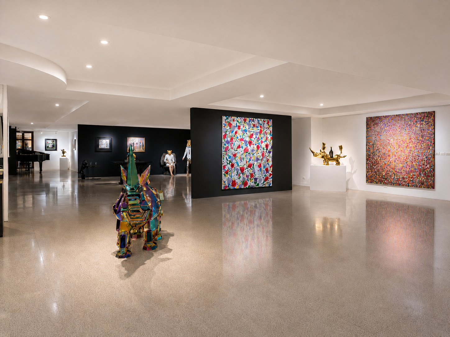 彩鈦犀牛雕塑背面與主展牆視角，呈現展場空間深度
