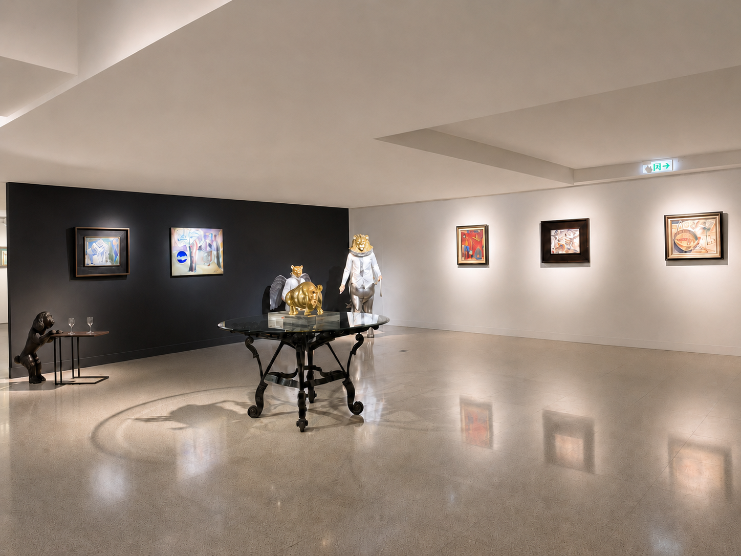 黑牆區域、玻璃桌雕塑與牆面作品形成展場配置