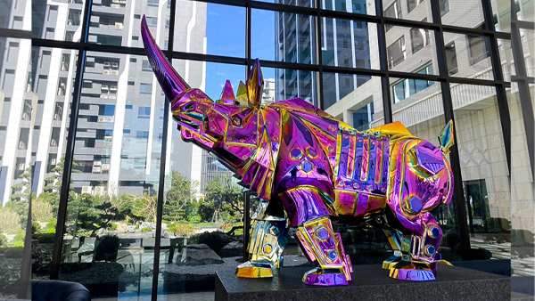 施力仁與金鋼犀牛於2017年威尼斯雙年展