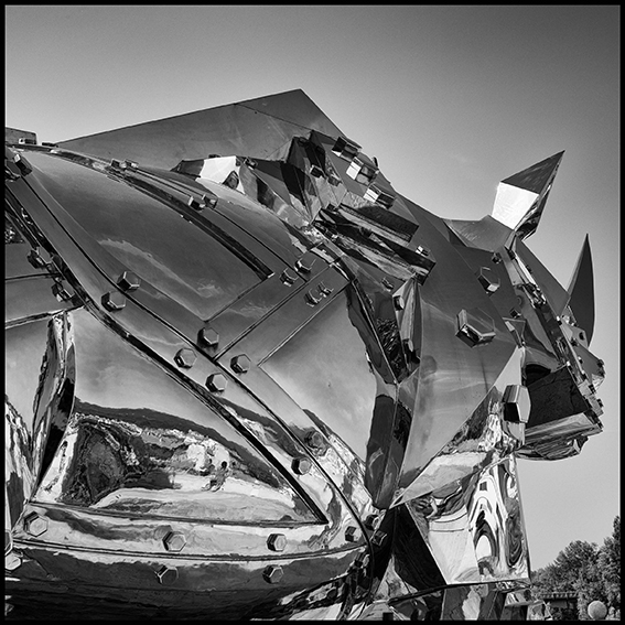 施力仁《金鋼犀牛》不鏽鋼雕塑細節：幾何鎧甲切面與鉚釘結構