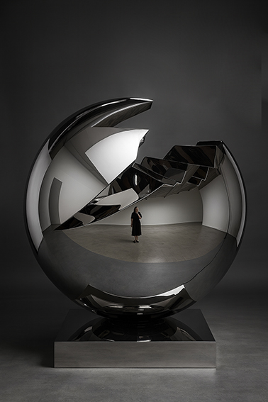 施力仁《星緣崛起》鏡面球體作品