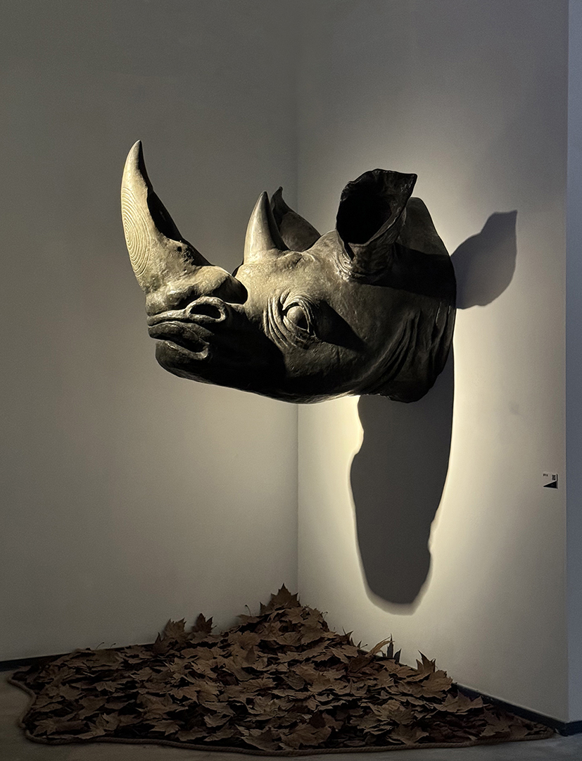 施力仁《獸首》（2009），取自「犀牛老爸」造型；2024年於上海靜安雕塑公園《靈犀再現—施力仁雕塑藝術展》展出