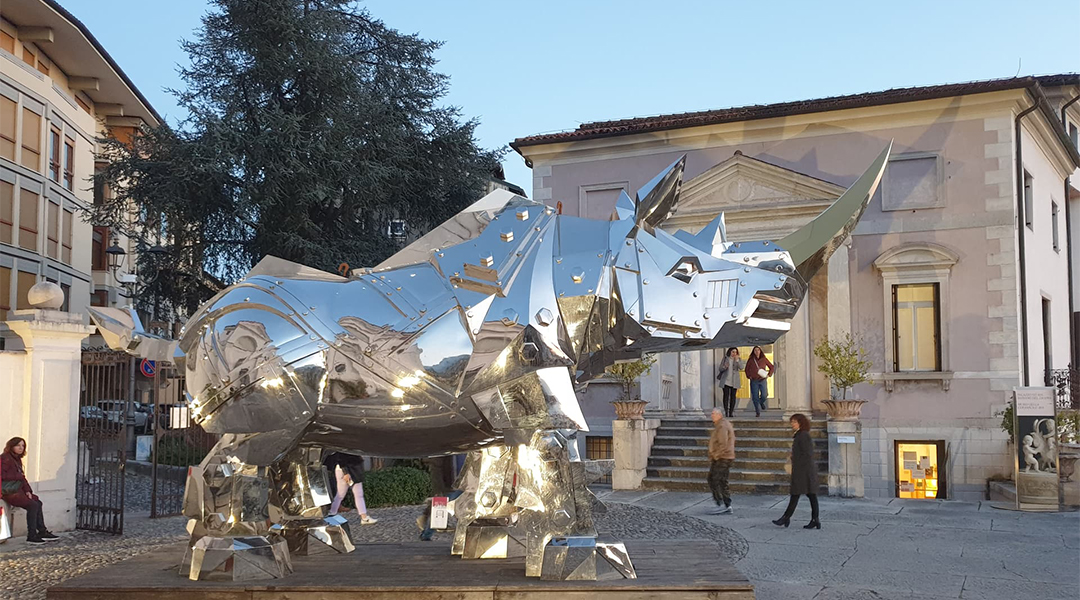 施力仁《金鋼犀牛》公共雕塑於城市空間中與行走尺度形成關係