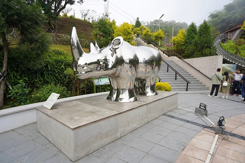 元寶犀牛側面全景，映照步道與周邊環境