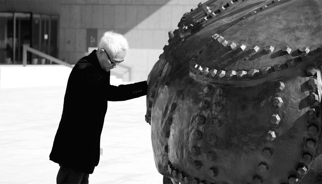 Material detail and installation view of SHIH Li-Jen’s rhinoceros sculpture